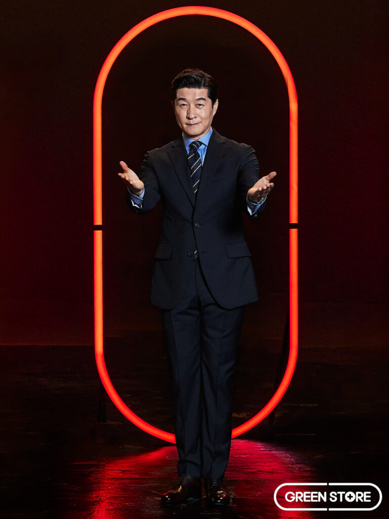 수면엔 브랜드 캠페인 광고 촬영 - 배우 김상중 레드 네온 전신 포트레이트 - Studio COAP